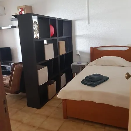 Shack Flat In Center *